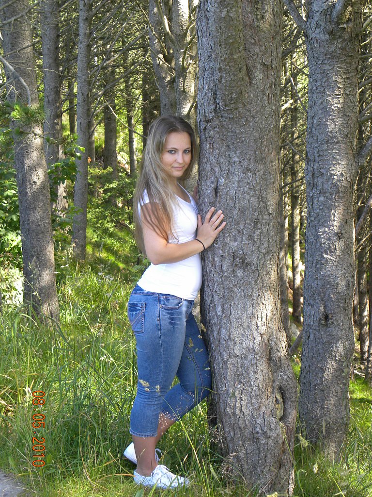 девушка у дерева